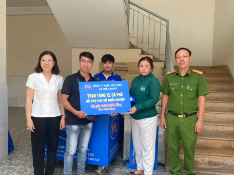 Lekofe trao tặng xe cà phê phụ nữ khởi nghiệp tại UBND Bình Tân